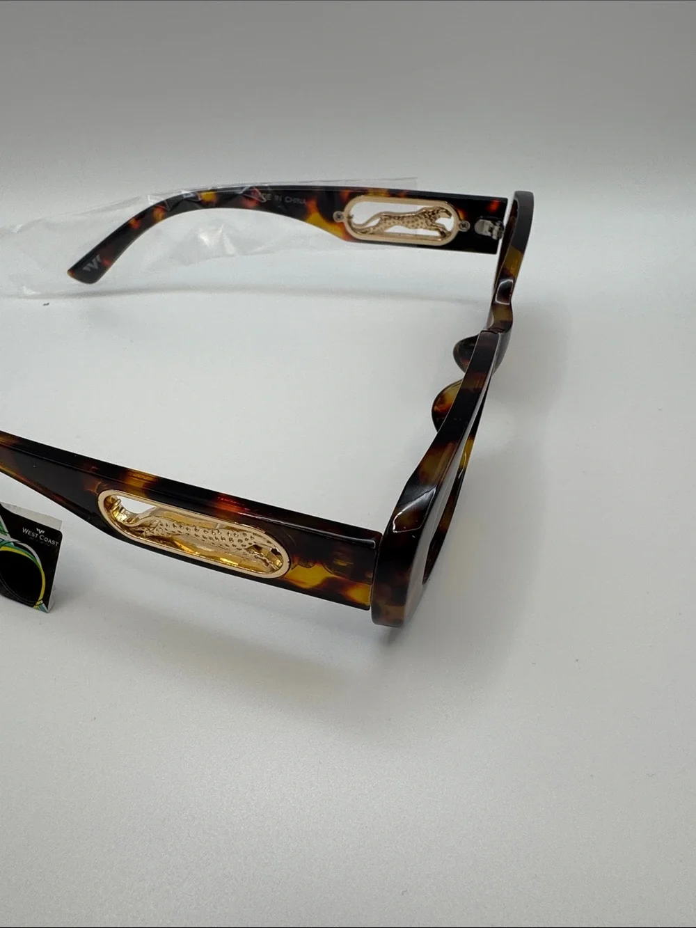 The Unbranded Brand chic tortoiseshell